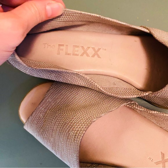THE FLEXX Tan Croc Pattern Slip On Peep Toe Wedges - Picture 5 of 9